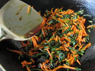 Dandelion Mixed with Carrot Shreds recipe