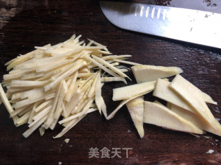 Stir-fried Shredded Bamboo Shoots with Leek recipe