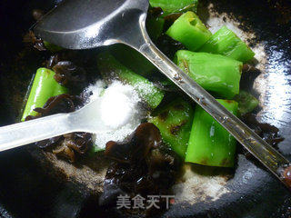 Huayu'er's Home-cooked Side Dish~~~~~~ Black Fungus Roasted Tiger Skin Pepper recipe