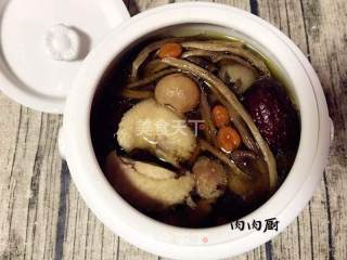 Laoguang Autumn and Winter Healthy Soup of Tea Tree Mushroom Stewed Chicken#肉肉厨 recipe