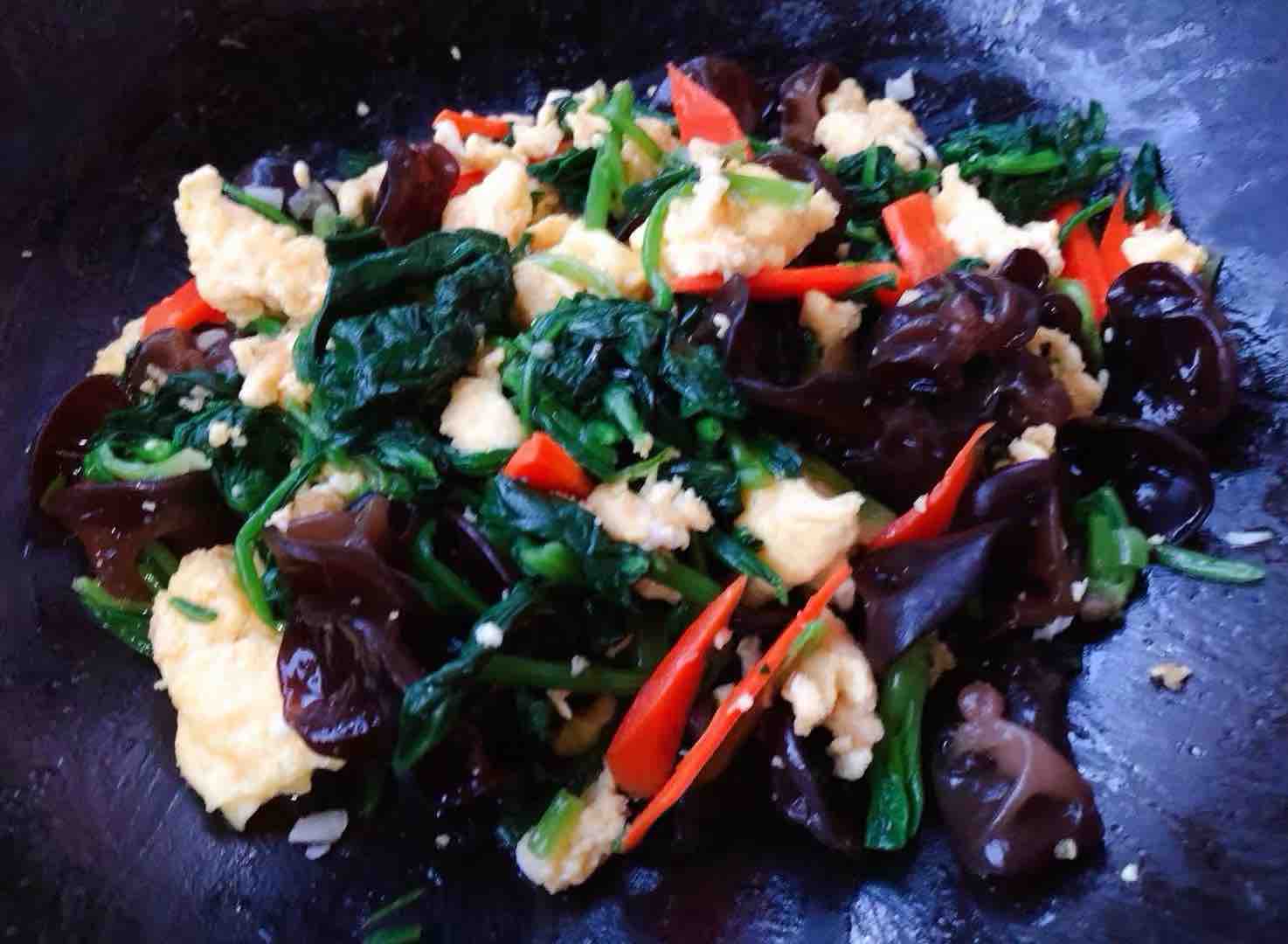 Scrambled Eggs with Spinach and Fungus recipe