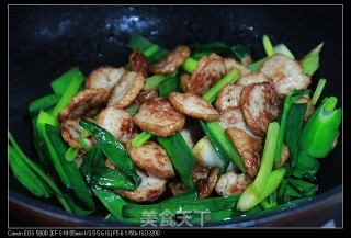 Stir-fried Pork Rolls with Celery and Garlic Sprouts recipe