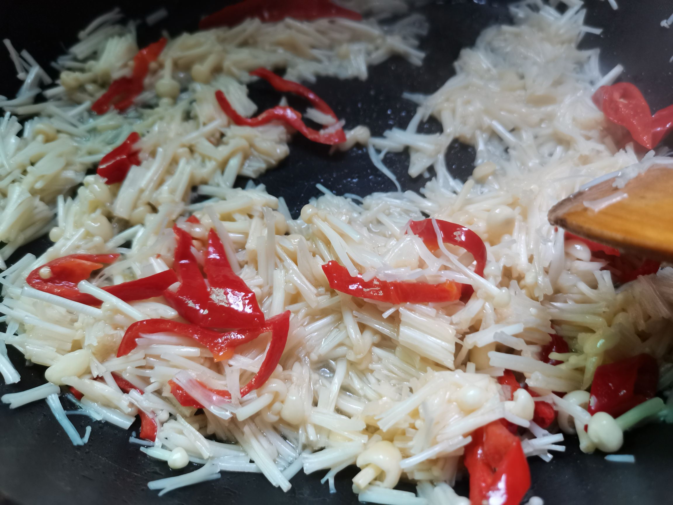 Fried Noodles with Enoki Mushroom recipe