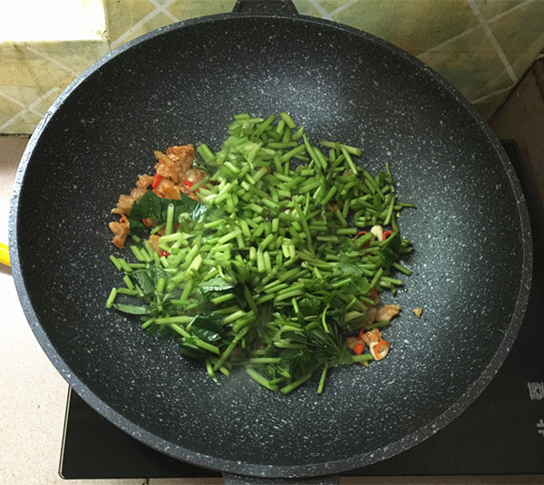 Stir-fried Sweet Potato Leaves with Lard Residue recipe