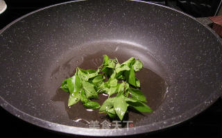 Stir-fried Chicken Wings with Basil recipe