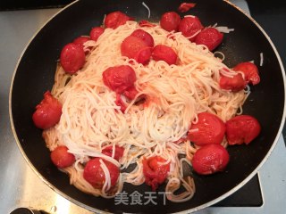 Fried Noodles with Small Tomatoes recipe