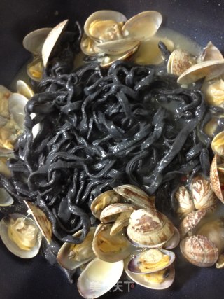Spicy Garlic Clam Italian Black Pearl Noodles (black Pearl Noodles, One of The Clam Series) [traditional Italian Noodles] Freshly Tasted recipe