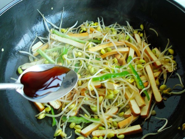 Stir-fried Soy Sprouts with Leek recipe