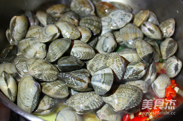 Stir-fried Clams with Wine Fragrant Perilla recipe