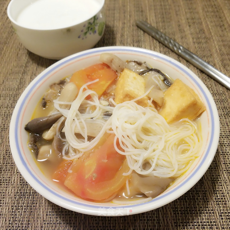 Rice Noodles with Tomato and Oyster Mushroom recipe