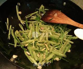 Stir-fried Shredded Pork with Water Spinach recipe