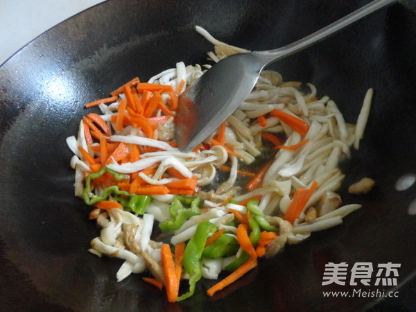 Stir-fried Pork with Seafood and Mushroom recipe