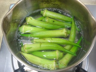 Health-preserving and Health-care Vegetables in Autumn-fried Pork Slices with Okra recipe