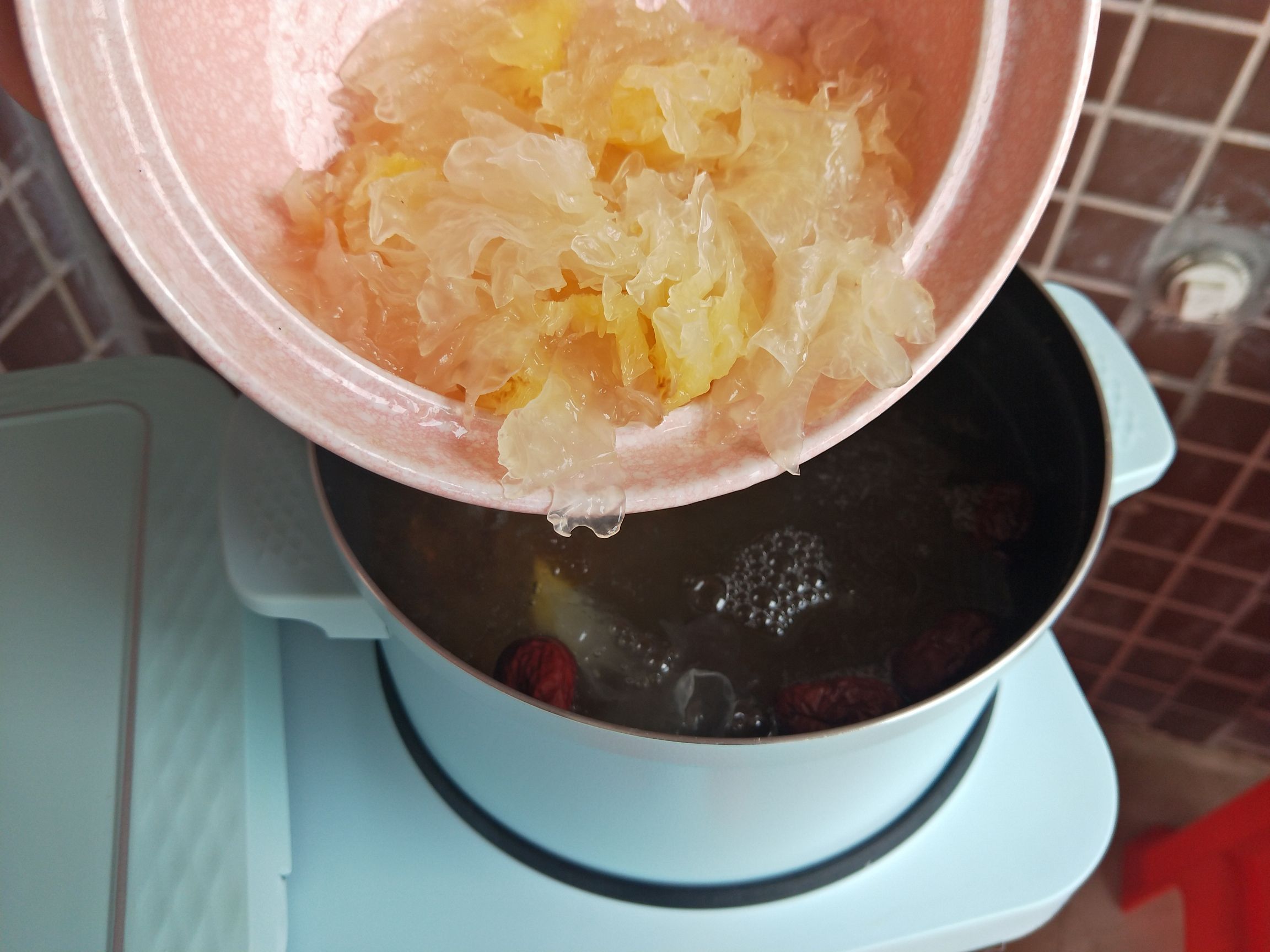 Peach Gum White Fungus Soup recipe