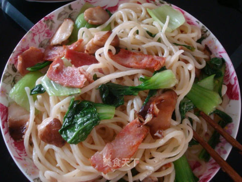 A Bowl of Noodles with Enough Nutrition-fried Noodles with Mushrooms and Bacon recipe