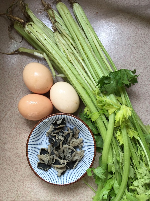 Scrambled Eggs with Celery and Black Fungus recipe