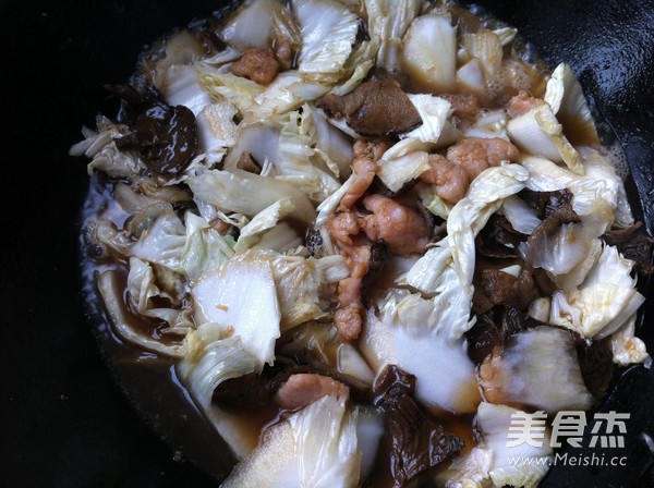Stir-fried Pork with Cabbage and Pine Mushroom recipe