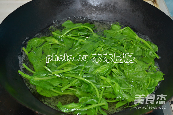 Pea Sprouts Mixed with Walnuts recipe