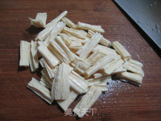 Stir-fried Cabbage Cores with Soy Pork and Yuba recipe