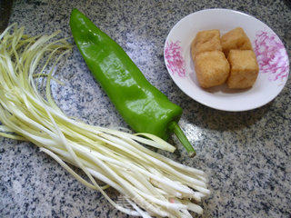 Stir-fried Tofu with Leek Sprouts and Green Pepper recipe