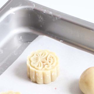 Traditional Mid-autumn Festival-mooncakes with Egg Yolk and Lotus Paste recipe