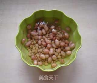 Soy Milk with Peanuts, Wolfberry and Red Dates recipe