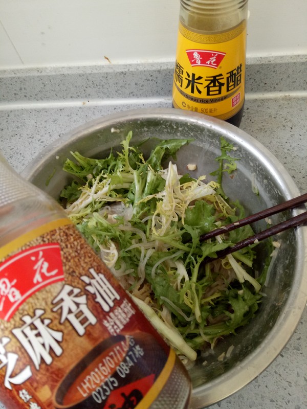 Mixed Vermicelli with Sesame Sauce and Bitter Chrysanthemum recipe