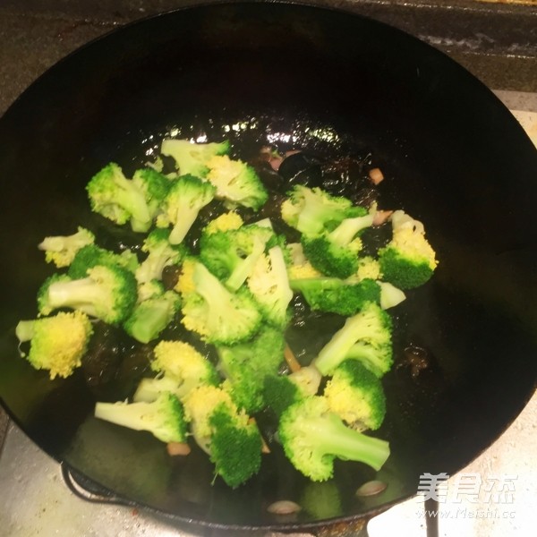 Fried Fungus with Broccoli recipe