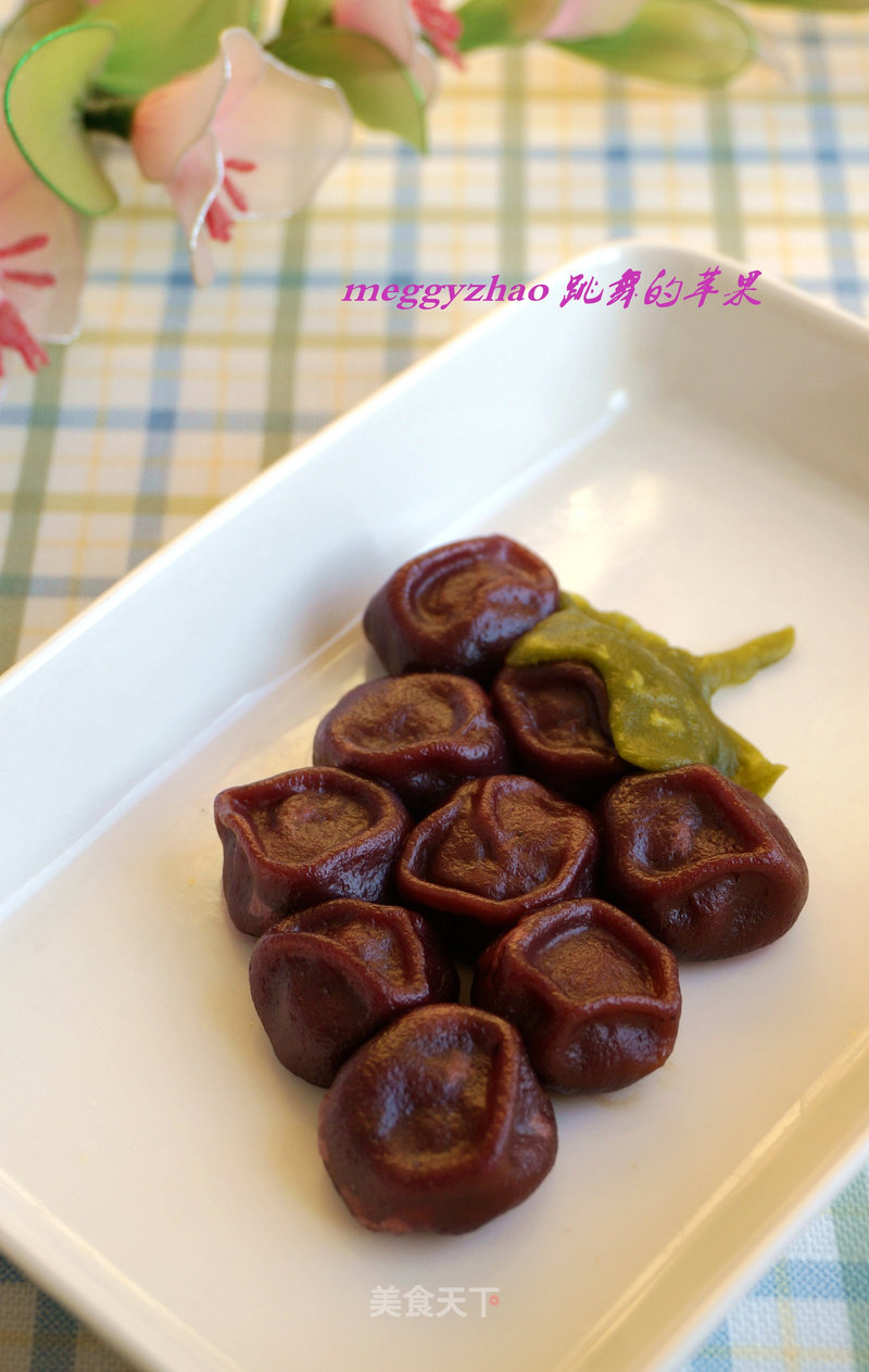 Steamed Dumplings with Purple Grapes recipe