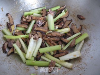 Braised Chicken Mixed with Mushrooms in Oyster Sauce recipe