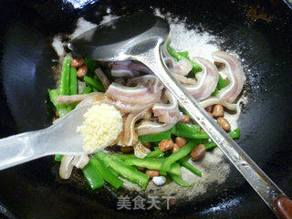 Fried Pork Ears with Peanuts and Light Pepper recipe