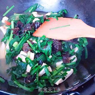 Stir-fried Fungus with Chives and Tofu recipe