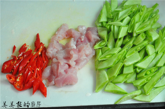 Stir-fried Pork with Crab Beans recipe