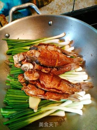 Roasted Crucian Carp with Ningbo Onion recipe