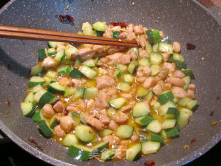 Stir-fried Cucumber with Diced Chicken recipe