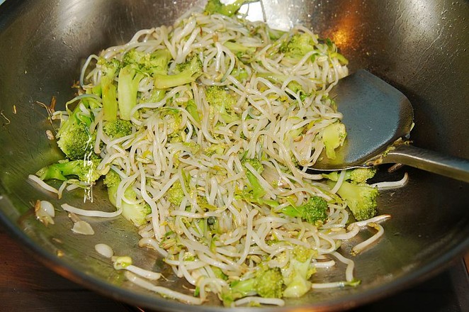 Stir-fried Mung Bean Sprouts with Broccoli Vegetarian recipe