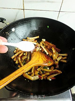 Stir-fried Bean Curd with Spicy Leek recipe