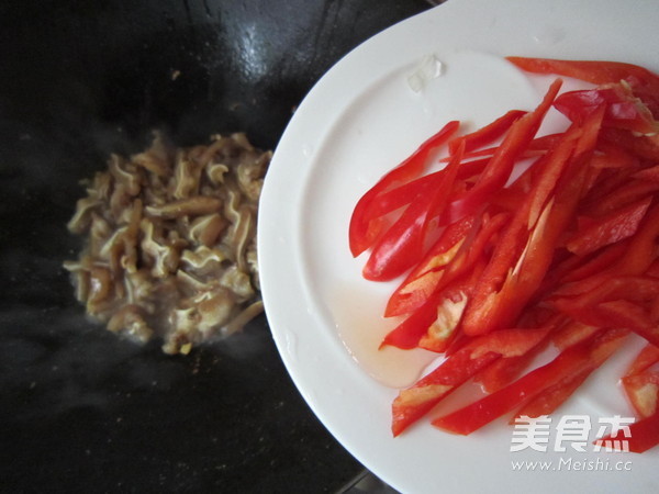 Stir-fried Pork Ears with Fresh Peppers recipe
