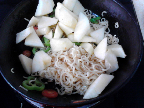 Roasted Sesame and Apple Stir-fried Instant Noodles with Kubi Salad Sauce recipe