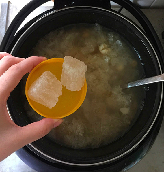 Peach Gum Tremella and Lotus Seed Soup recipe