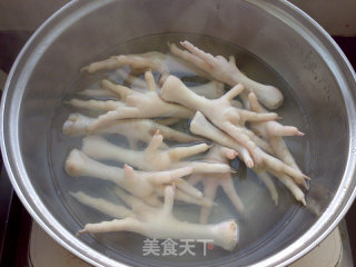 Boiled Chicken Feet with Black Eyed Peanuts recipe