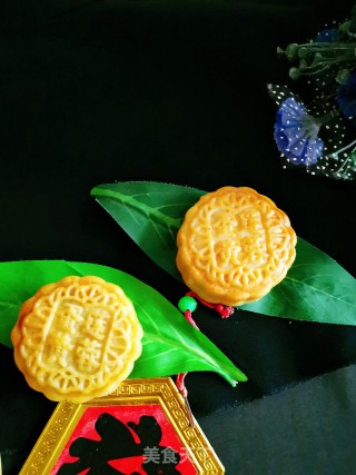 Cantonese-style Lotus Paste and Egg Yolk Mooncakes recipe