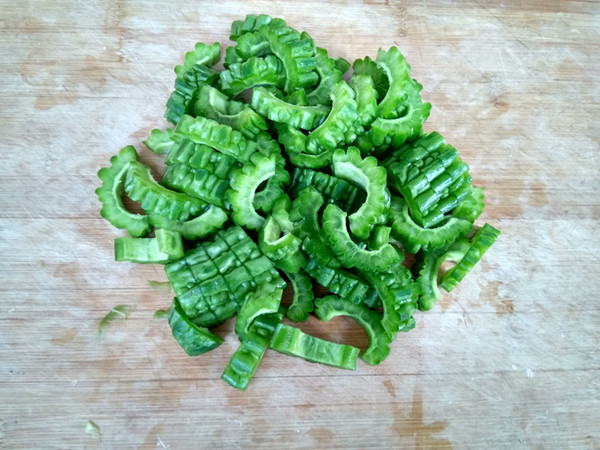 Stir-fried Bitter Gourd with White Mushroom recipe