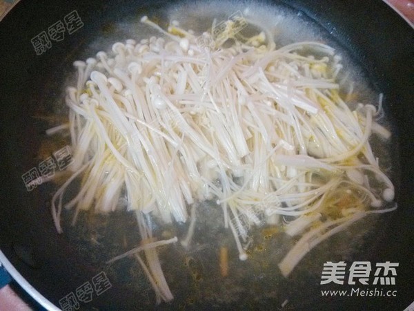 Carrots Mixed with Enoki Mushrooms recipe