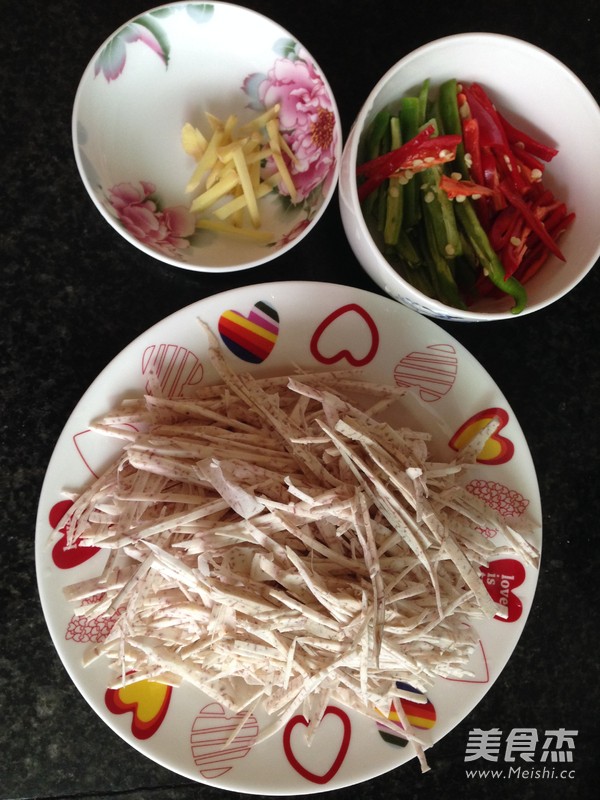 Stir-fried Shredded Taro with Green and Red Pepper recipe