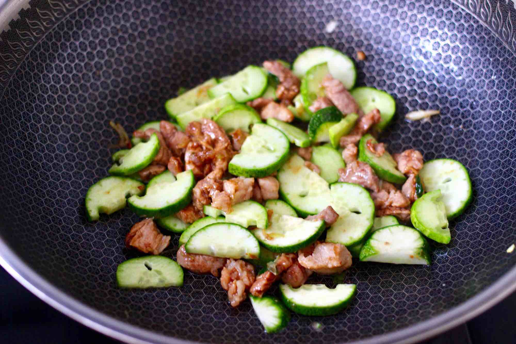 Marinated Noodles with Cucumber and Diced Pork recipe