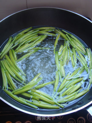 Fresh Yellow Flowers Mixed with Enoki Mushrooms recipe