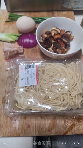 Stir-fried Cold Noodles with Mushrooms and Squid recipe