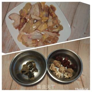 Steamed Chicken with Cloud Ears, Red Dates and Mushrooms recipe