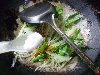 Stir-fried Shredded Potatoes with Asparagus Tips recipe